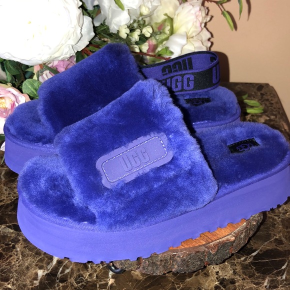 ugg Shoes - UGG FLUFF YEAH SLIDE Women. Size 9